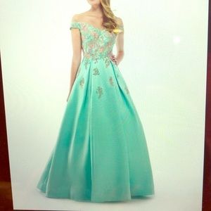 Gorgeous Prom dress worn once mint green w/pockets